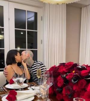 Kourtney Kardashian s-a logodit cu Travis Barker. Artistul a surprins-o pe vedetă cu o cerere în căsătorie spectaculoasă / FOTO