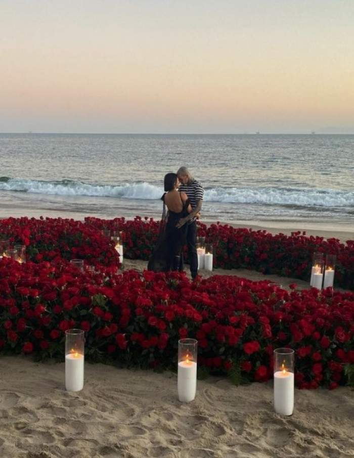 Kourtney Kardashian s-a logodit cu Travis Barker. Artistul a surprins-o pe vedetă cu o cerere în căsătorie spectaculoasă / FOTO