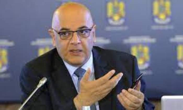 Raed Arafat, surprins gesticulând în cadrul unei conferințe de presă