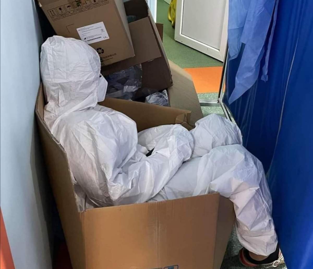 Personalul medical, răpus de oboseală. O asistentă a fost fotografiată în timp ce se odihnea într-o cutie