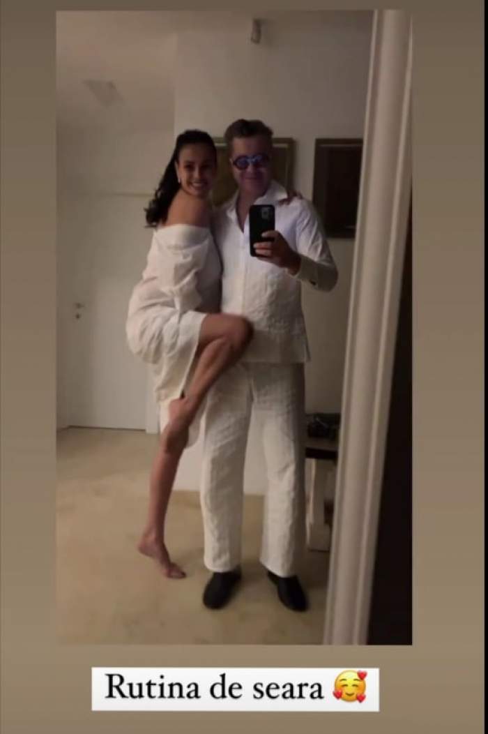 Adi Sînă și Anca Serea, selfie în oglidă, în pijamale albe