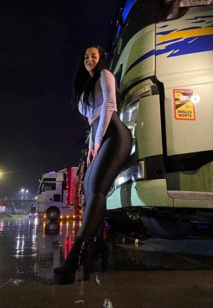 Alexandra Petre, în vârstă 27 de ani, a fost aleasă cea mai frumoasă șoferiță de TIR. Tânăra este licențiată în Drept / FOTO