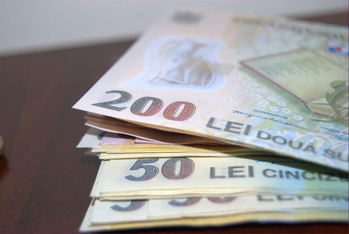 O fosta directoare din Ialomița este acuzată că a furat banii de burse ai elevilor