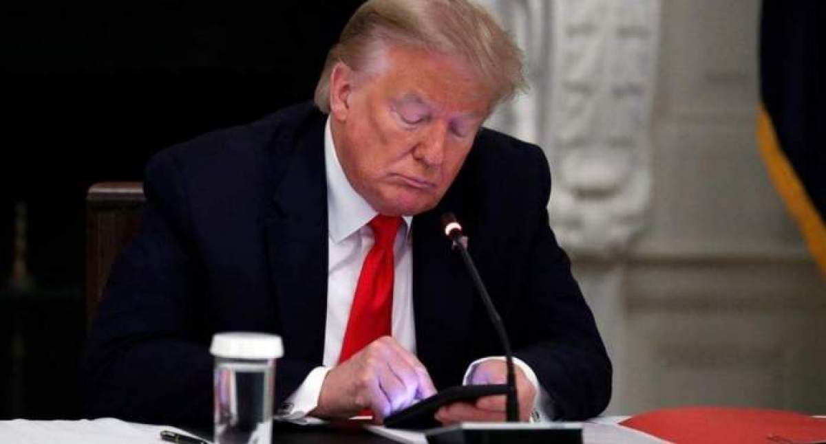 Donald Trump, în timp ce folosește telefonul
