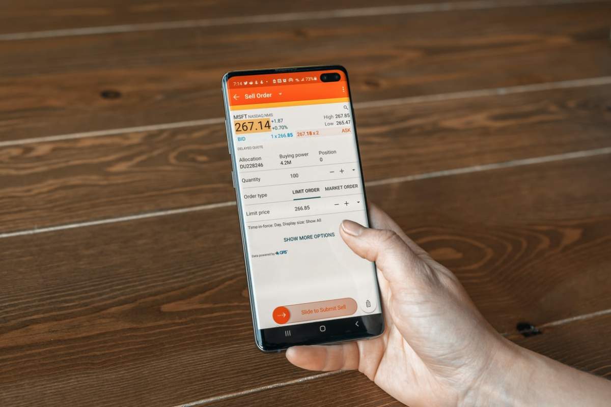 un smartphone deschis pe o aplicație financiară