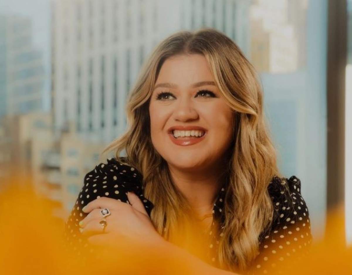 Kelly Clarkson, cu zâmbetul pe buze