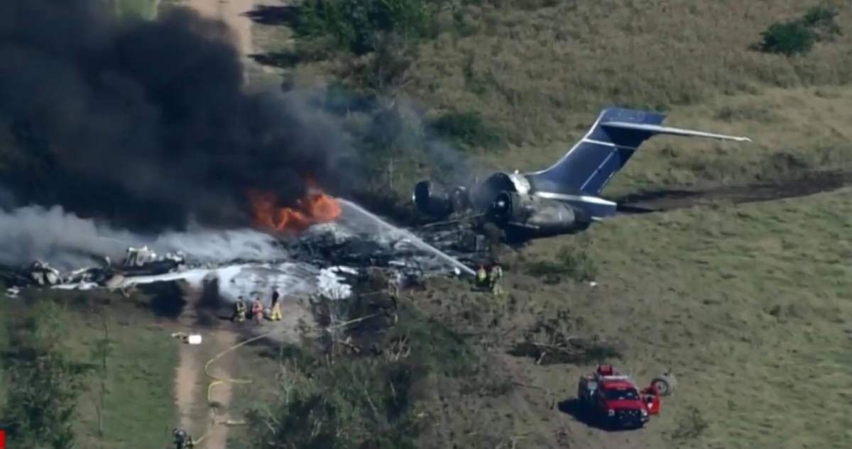Miracol în Texas: Un avion care transporta 21 de persoane s-a prăbușit. Pasagerii au reușit să se salveze înainte ca acesta să explodeze
