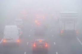 Mașini în trafic, în ceată