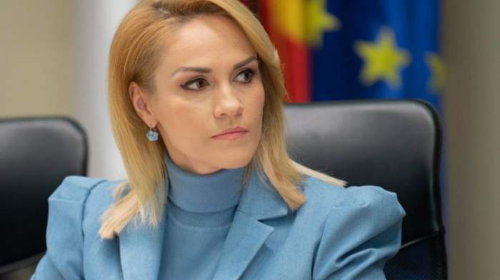 Gabriela Firea, în albastru, fiind serioasă