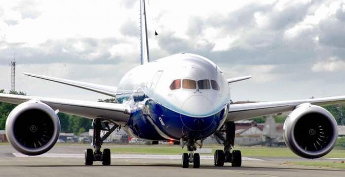 Un bărbat a fost dat jos din avion la Cluj, după ce a refuzat să poarte masca de protecție. Cum au reacționat pasagerii