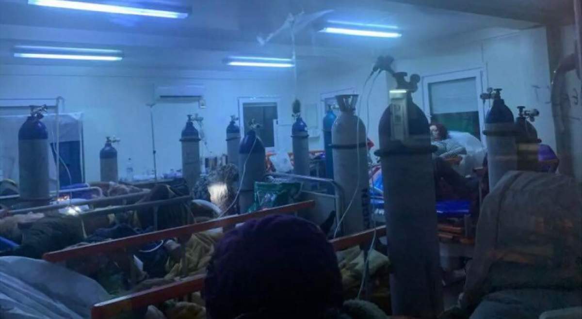 Imagini dramatice din Unitatea de Primire Urgențe a Spitalului Județean de Urgență Galați Imagini dramatice la Galați. Pacienții sunt tratați în curtea spitalului, cu tuburi de oxigen