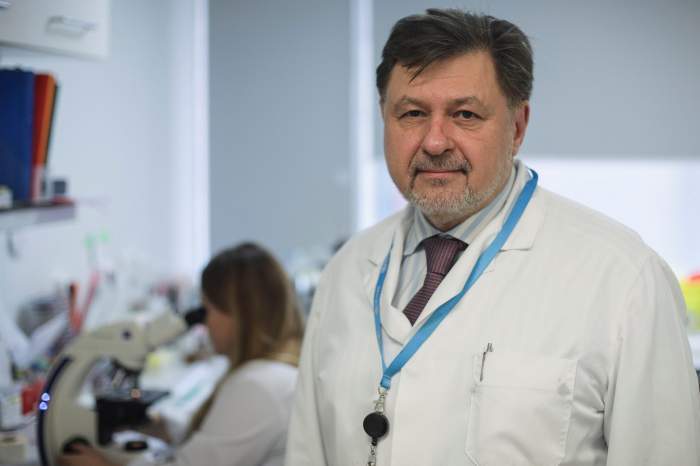 Alexandru Rafilă, în haine albe de medic