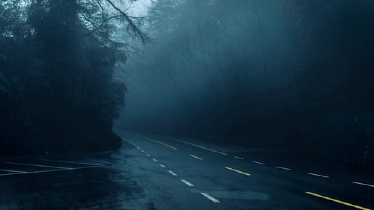 stradă întunecată și ceață