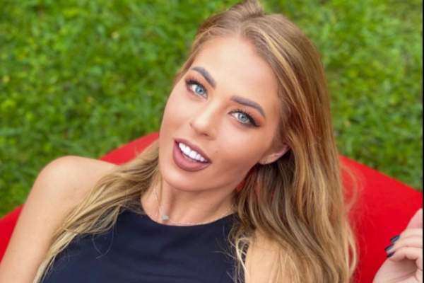 Roxana Nemeș, reacție nervoasă pe rețelele sociale. Un internaut a scos-o din minți pe blondină: ”Ai avut relații numai cu bătrânei”