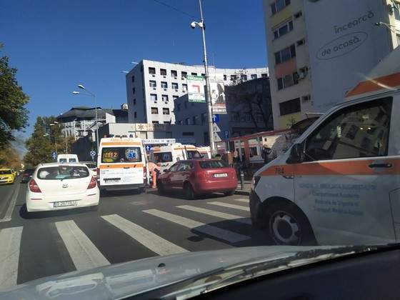 Imagini șocante surprinse pe străzile Capitalei. S-au format cozi imense la UPU și la pompe funebre / FOTO