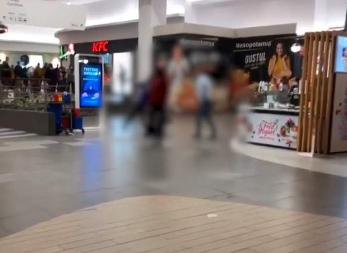 Bătaie cu pumni și picioare într-un mall din Cluj. Un tânăr a refuzat să prezinte certificatul verde și a devenit violent / VIDEO