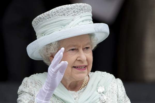 Regina Elisabeta a II-a, în alb la un eveniment public