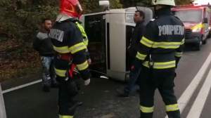 Accident grav la Cluj, după ce un microbuz s-a răsturnat într-un șanț. Șase persoane, dintre care patru minori, au ajuns la spital / VIDEO