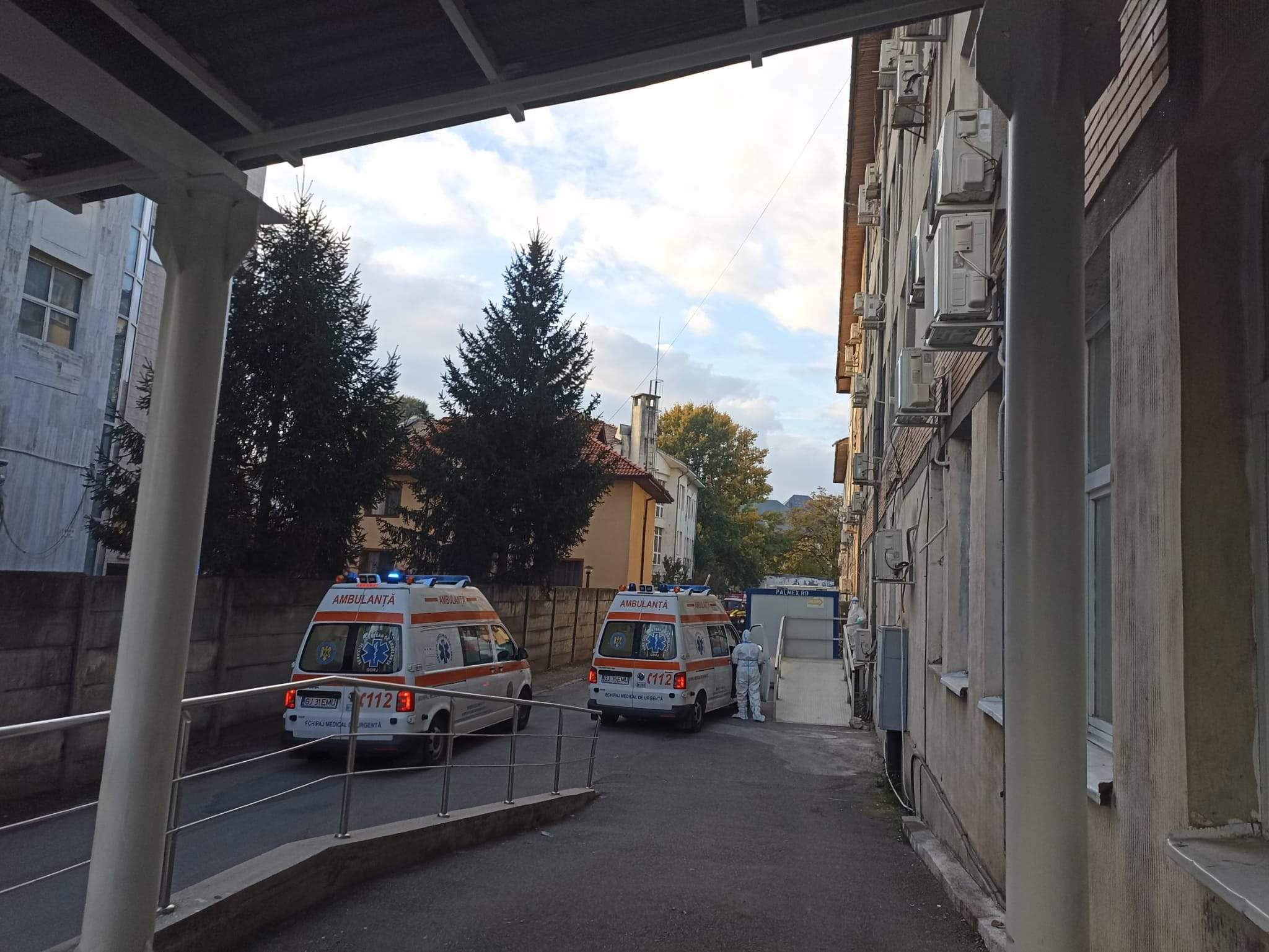 Mai multe ambulanțe așteptând în fața spitalului