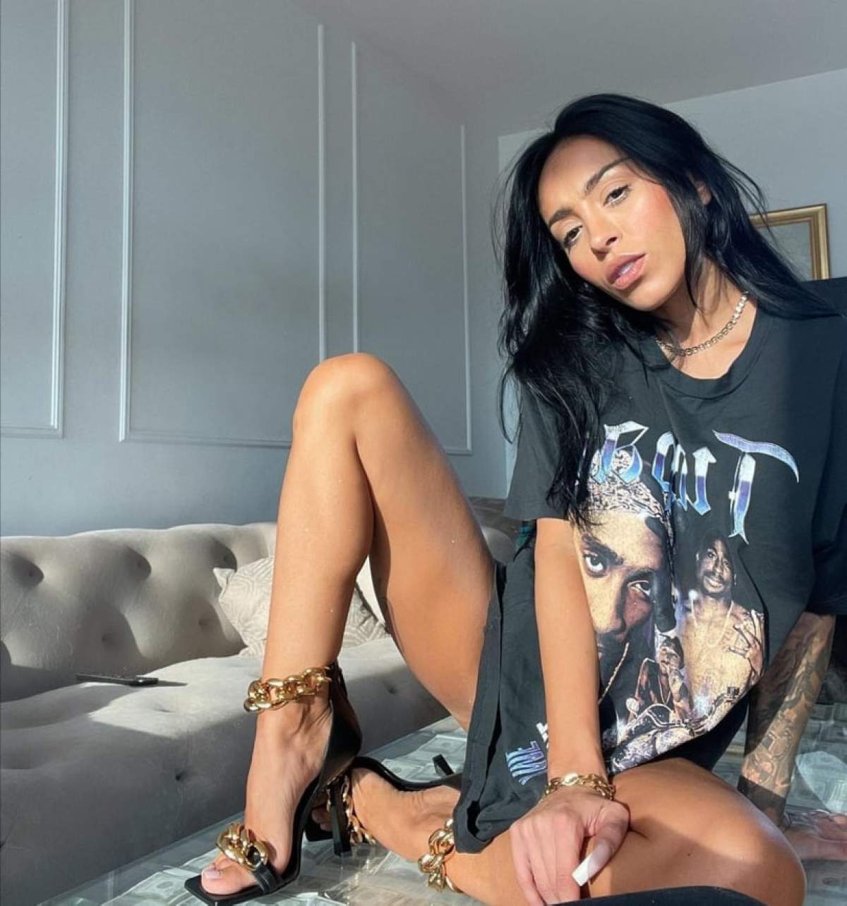Ruby, cerută în căsătorie de un fan, pe Instagram Ruby, pe masă, doar în tricou