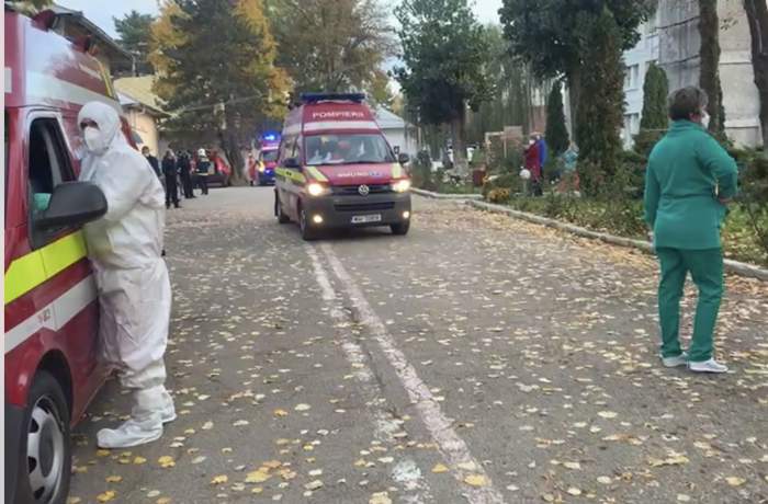 Ambulanțe și medici în combinezoane în curtea spitalului