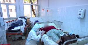 Imagini de groază surprinse la spitalul din Ploiești. Pacienții se roagă pentru ziua de mâine, iar cadavrele stau întinse pe jos: ”E iadul” / FOTO