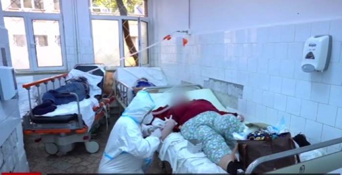 Imagini de groază surprinse la spitalul din Ploiești. Pacienții se roagă pentru ziua de mâine, iar cadavrele stau întinse pe jos: ”E iadul” / FOTO