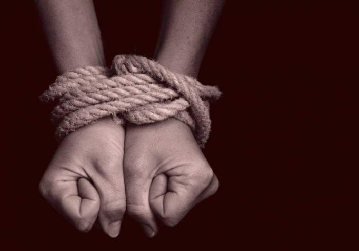 Zeci de părinţi din România şi-au vândut copiii unor traficanţi pentru suma de 5.000 de euro: ”Îi băteau dacă nu făceau ce li se spunea”