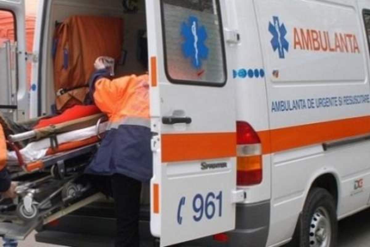 Un pacient urcat într-o ambulanță