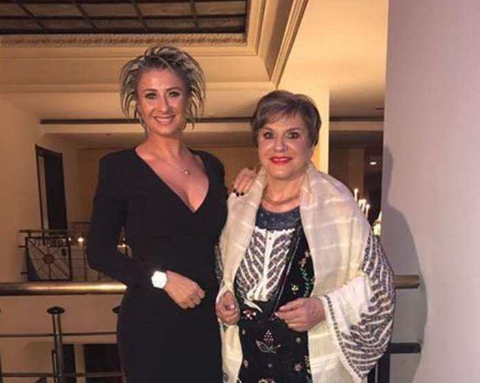 Ionela și Anamaria Prodan, zâmbitoare și îmbrățișate și îmbrăcate elegant