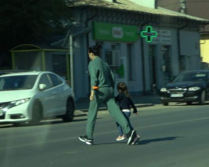 Alina și fiica sa traversează strada