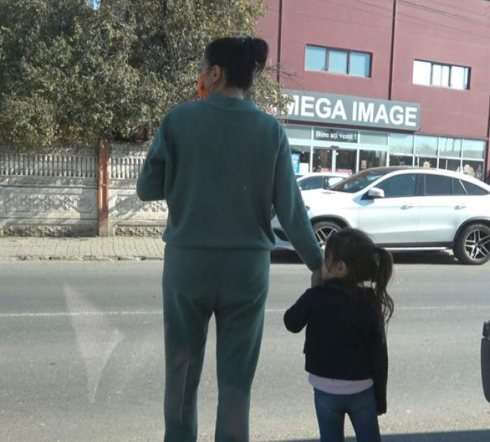 Alina și fiica sa, pe marginea șoselei