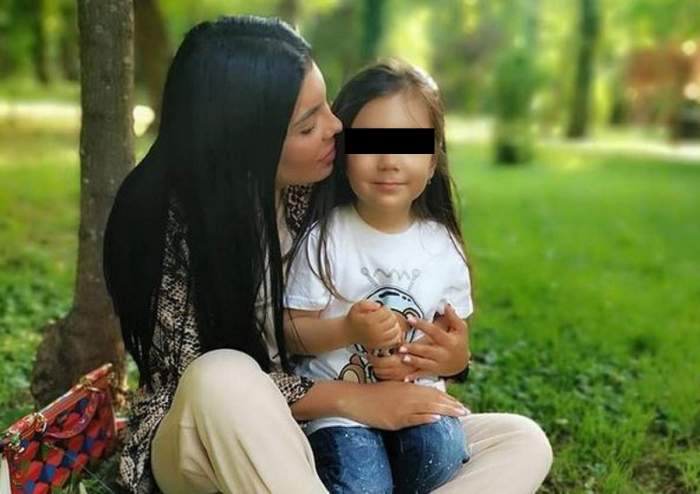 Andreea Tonciu își pupă fiica pe obraz