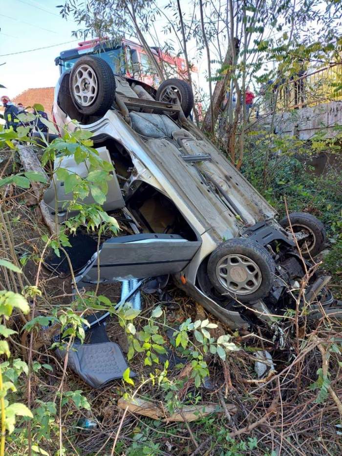O femeie din Gorj s-a răsturnat cu mașina într-o râpă, după ce a pierdut controlul volanului / FOTO