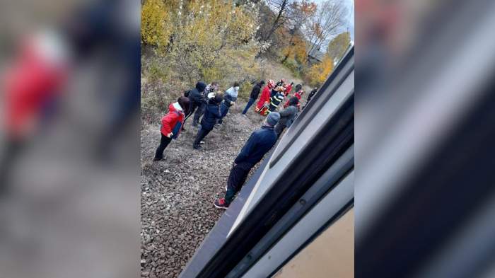 O persoană a murit după ce a fost călcată de tren, pe ruta București Nord-Brașov. Pompierii au intervenit imediat / FOTO