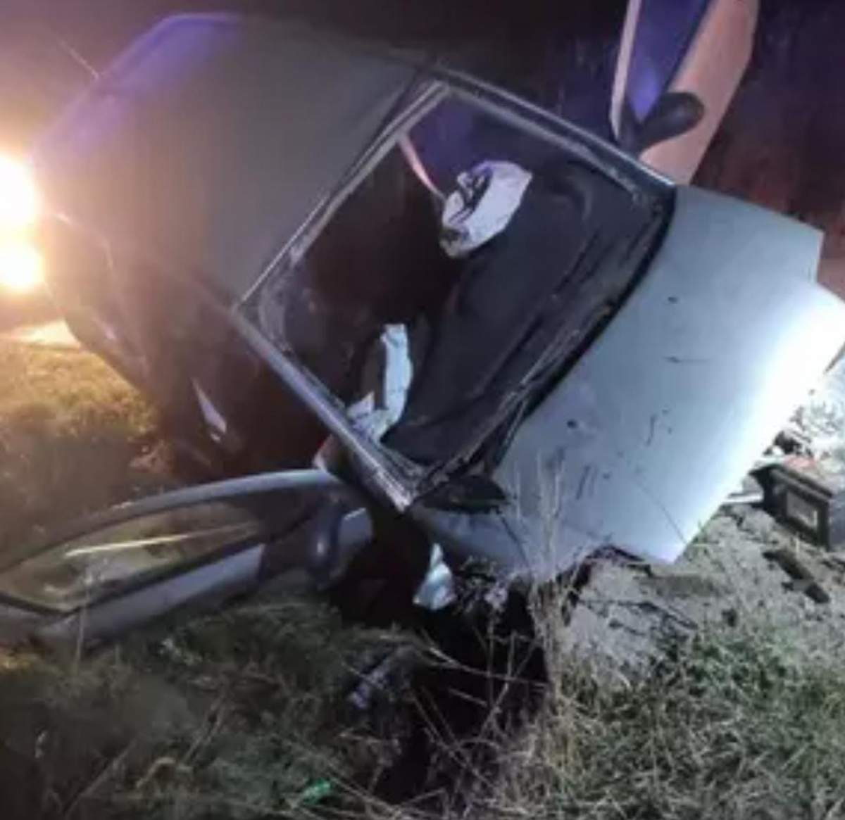 Doi tineri au murit, după ce mașina în care se aflau s-a izbit într-un pod, la Botoșani. Alte trei persoane au fost rănite