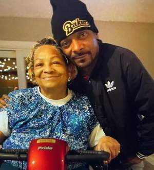 Mama lui Snoop Dogg a încetat din viață la vârsta de 70 de ani. Mesajul dureros al rapperului: „Mi-ai dat un înger pe post de mamă”