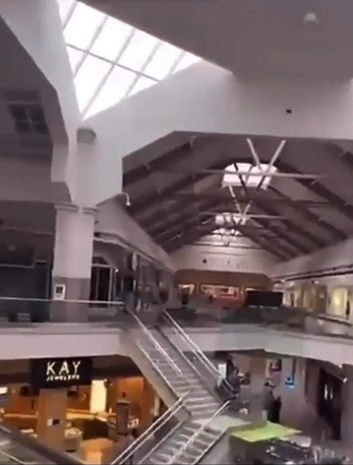 Atac armat într-un mall din SUA. Doi oameni au murit, iar patru au avut nevoie de intervenția medicilor