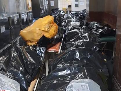 Imagini de groază surprinse la un spital din București. Persoanele răpuse de coronavirus, puse unele peste altele în saci negri / FOTO