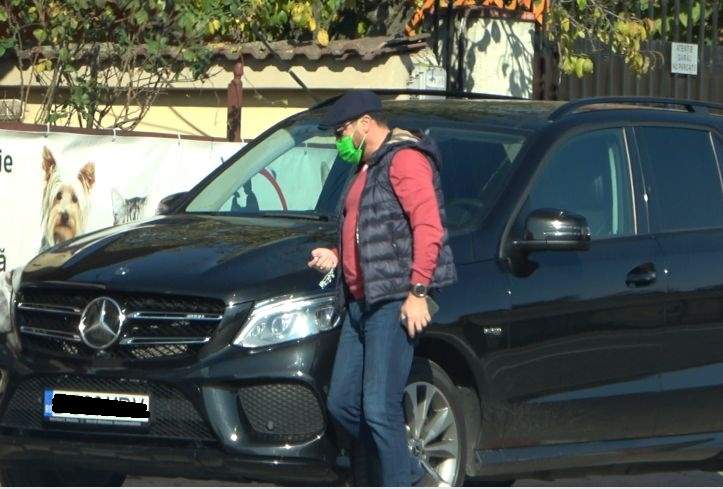Viorel Moldovan, lângă mașina sa