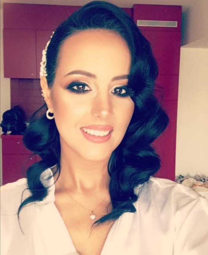 Alina Campigotto foarte machiată, selfie acasă, zâmbitoare