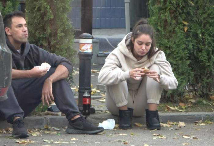 ZED șiiubita sa mănâncă pe trotuar