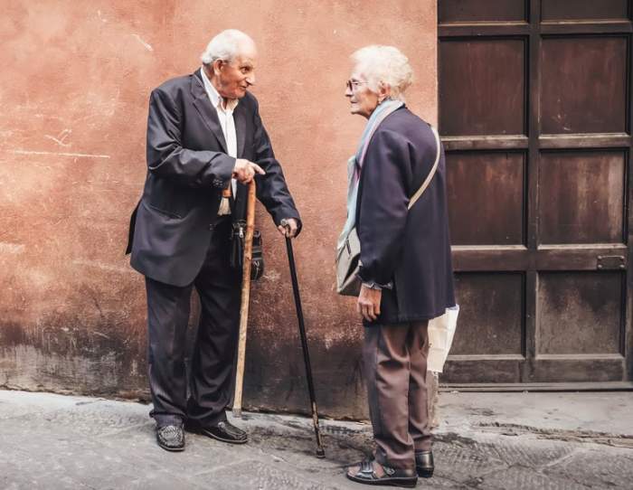 Doi pensionari stau de vorbă