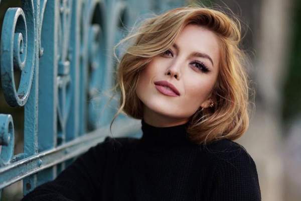 Elena Gheorghe împreună cu ceilalți 10 membri ai familiei au fost infectați cu noul coronavirus. Cântăreața a trecut prin clipe crâncene: ”Nu mai sunt locuri în spitale”