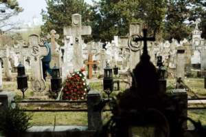 De ce se cară apă 40 de zile la mormânt. Ce spun preoții despre acest obicei românesc