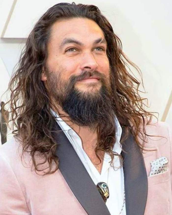 Jason Momoa s-a infectat cu COVID-19. El a contactat virusul în timpul filmărilor: „Acum stă în autoizolare după un test cu rezultat pozitiv”