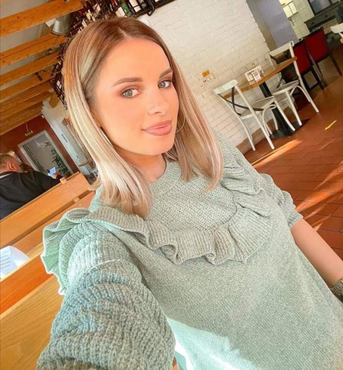 Elly Șonea, selfie, tunsă, cu luză albastră