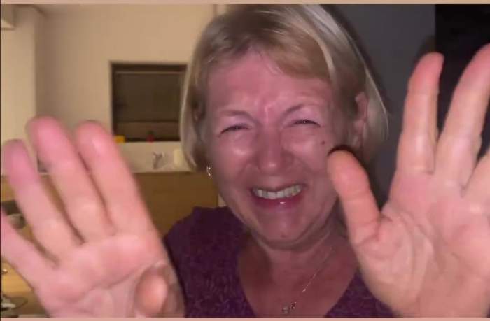 Mama Andreei Bălan care plânge