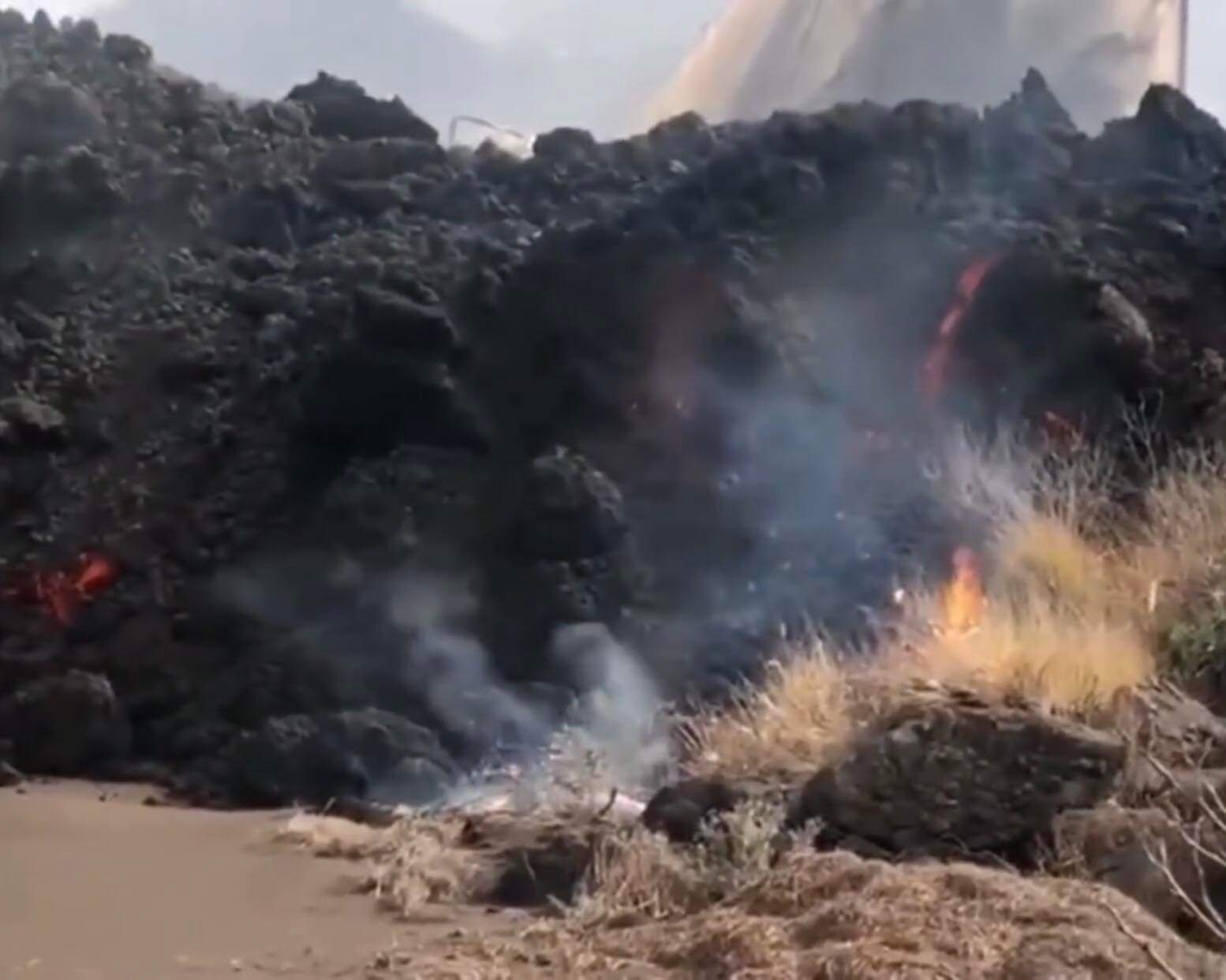 Situație îngrijorătoare în Spania. O nouă erupție a vulcanului din La Palma: „Acoperişul casei s-a prăbuşit din cauza greutăţii cenuşii”