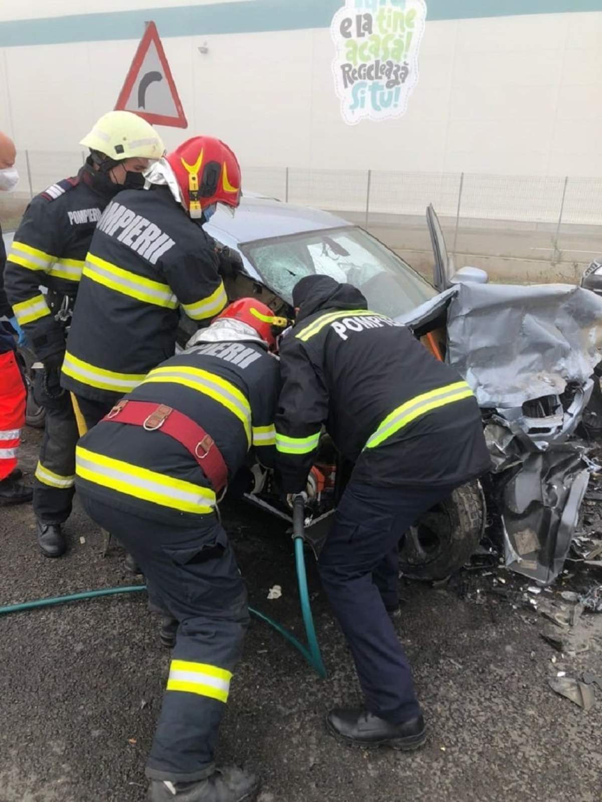 Accident soldat cu un mort şi trei răniţi în Slobozia. Două autoturisme s-au ciocnit frontal / FOTO